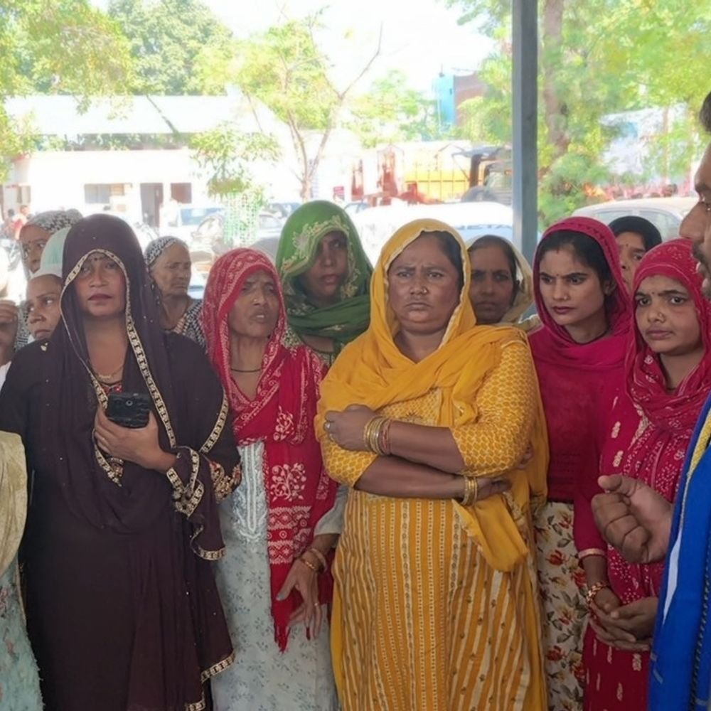 सहारनपुर में श्मशान की जमीन पर बनी सड़क:ग्रामीणों ने पार्षद पर आरोप लगाया, SSP से हटाने और केस रद्द करने की मांग की