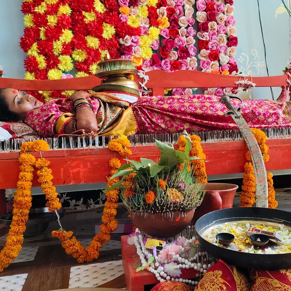 नवरात्र की अनोखी साधना, कीलों की शैया पर लेटी महिला:कौशांबी में ग्रामीण कर रहे पूजा-अर्चना, आसपास के गांव से पहुंच रहे लोग
