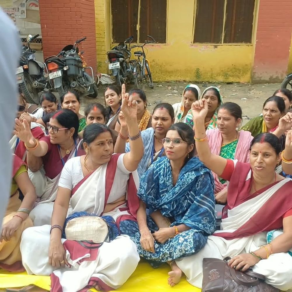 चंदौली में आशा कार्यकर्ताओं का प्रदर्शन:मानदेय बढ़ाने की मांग, सीएमओ कार्यालय पर धरना देकर किया कार्य बहिष्कार