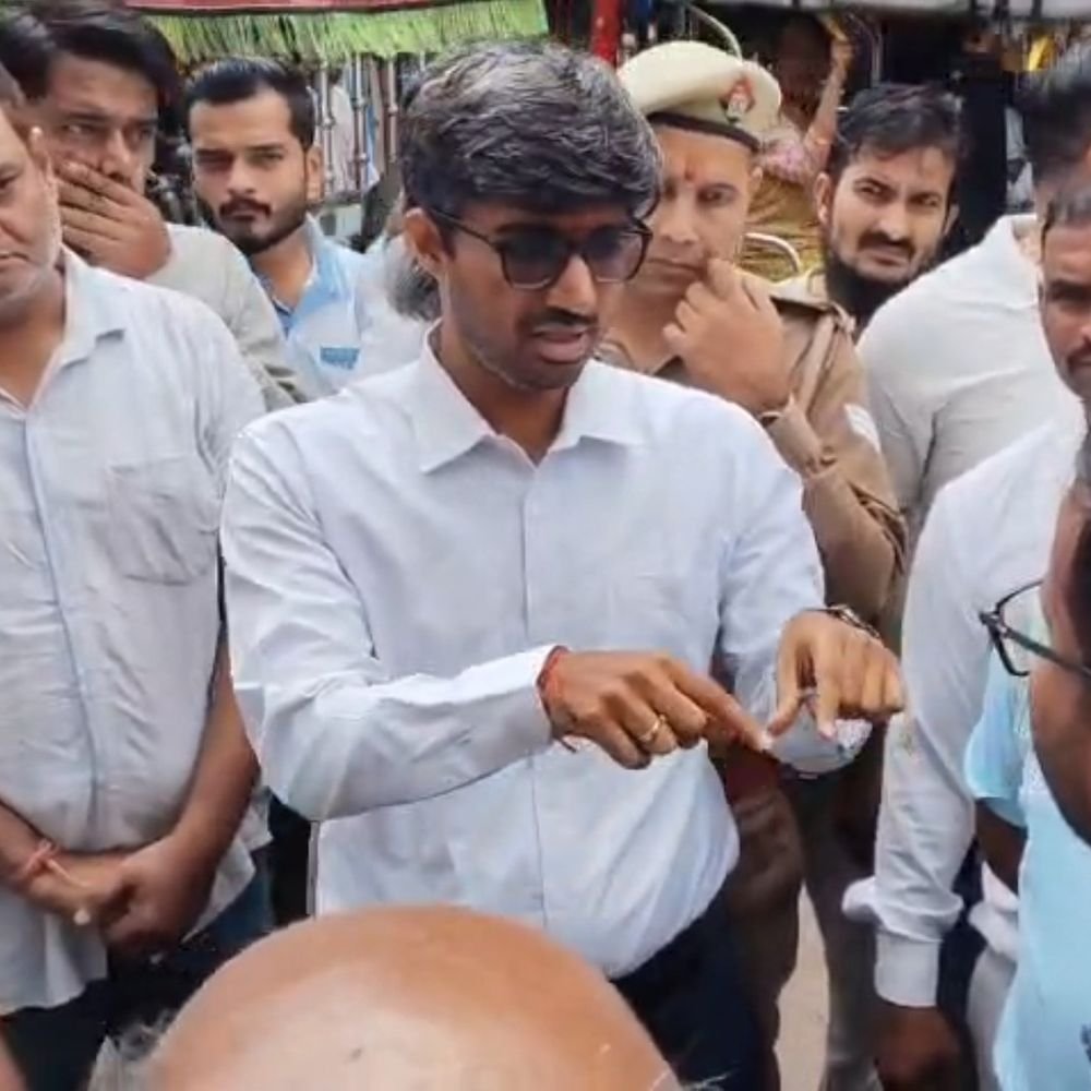 घंटाघर की जमीन पर पार्किंग बंद होगी:नगर आयुक्त ने बैरिकेडिंग के निर्देश दिए; विवादित भूमि का बोर्ड लगेगा, गोयल रेस्टोरेंट पर फिलहाल सीलिंग नहीं