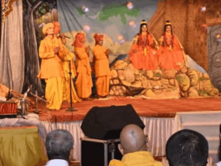 अयोध्या में लंका दहन की लीला का भावपूर्ण मंचन:स्मारक सदन की रामलीला में संतों के साथ जनप्रतिनिधि भी पहुंच रहे