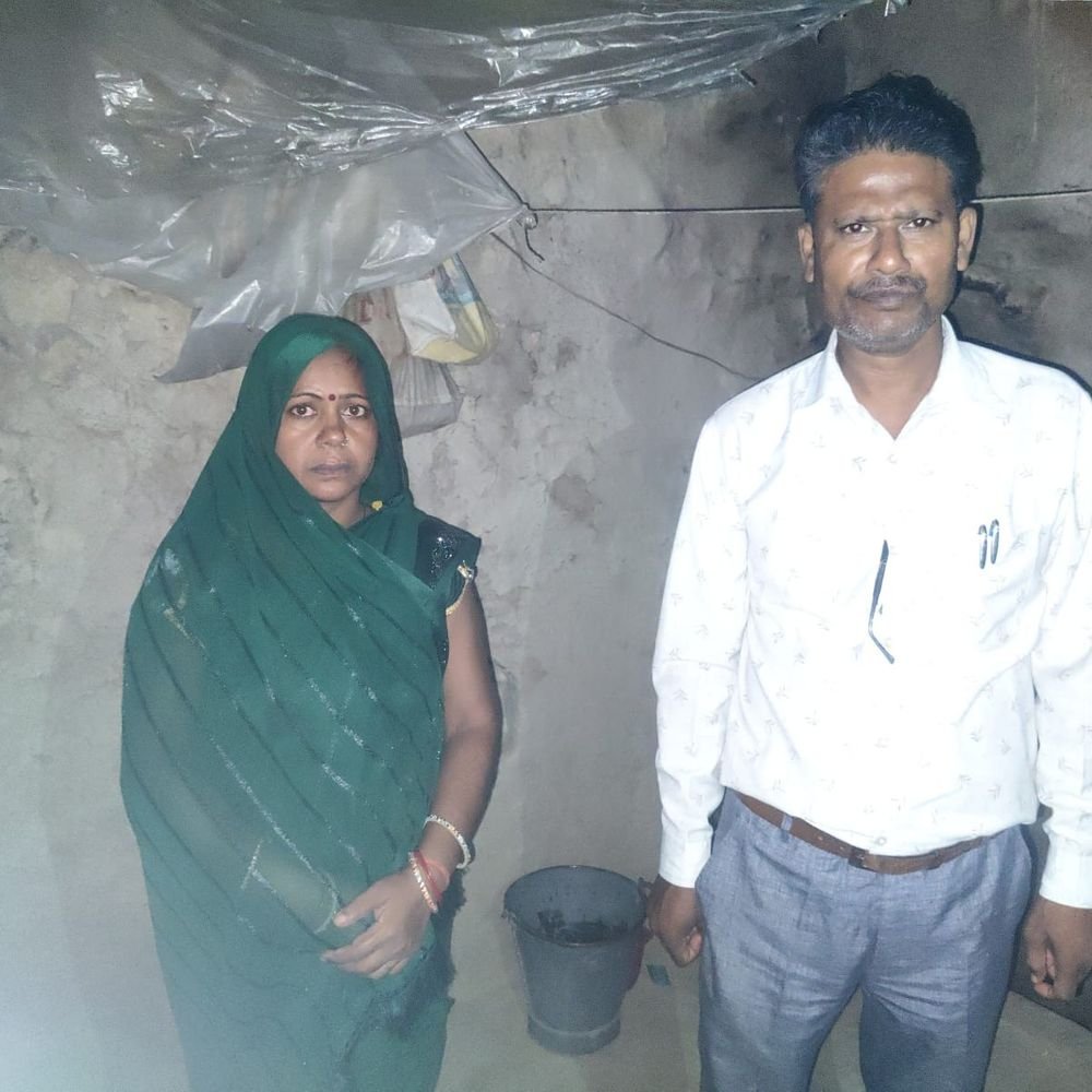 कच्चा मकान ढहने पर गरीब महिला को मिली आर्थिक मदद:अमेठी में DM के 'एक दिवस में पूर्ण समाधान' अभियान से तुरंत मिली राहत