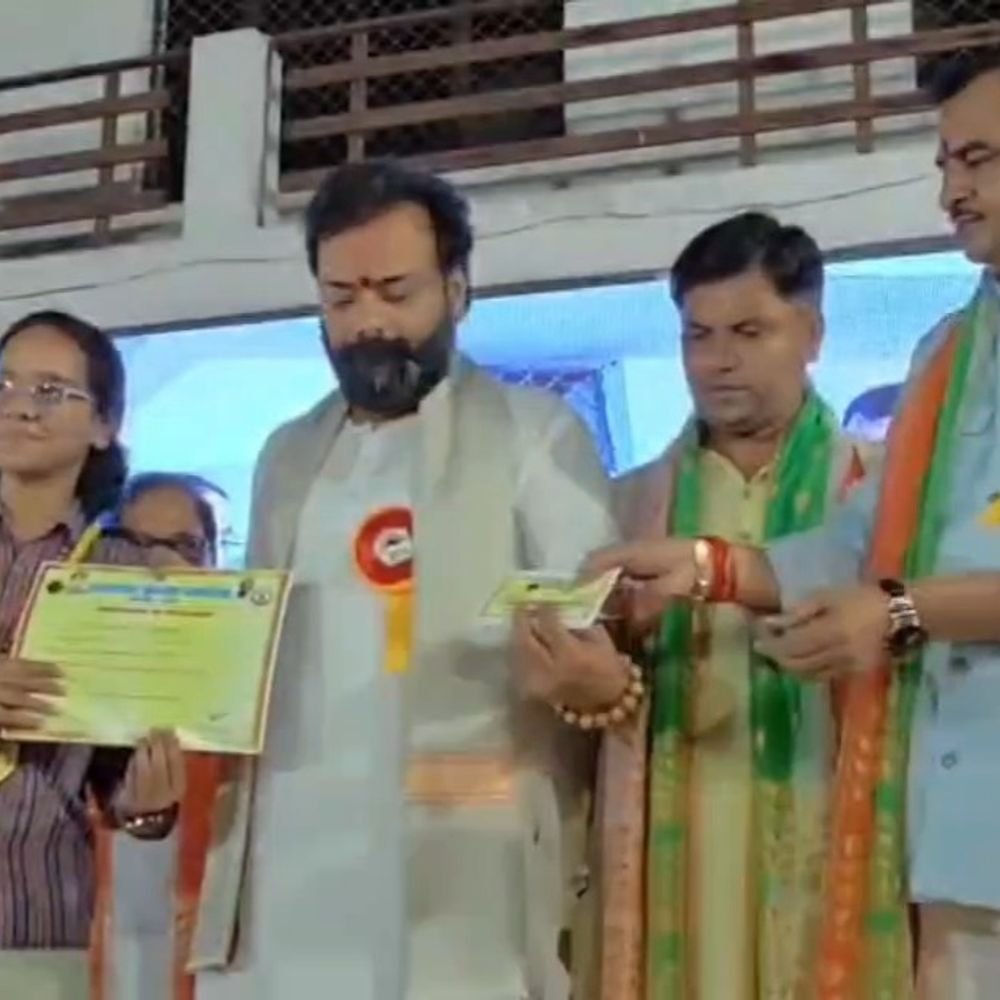विधायक बृजभूषण राजपूत ने मेधावियों को सम्मानित किया:महोबा के जनतंत्र इंटर कॉलेज में वार्षिकोत्सव और पुरातन छात्र सम्मेलन
