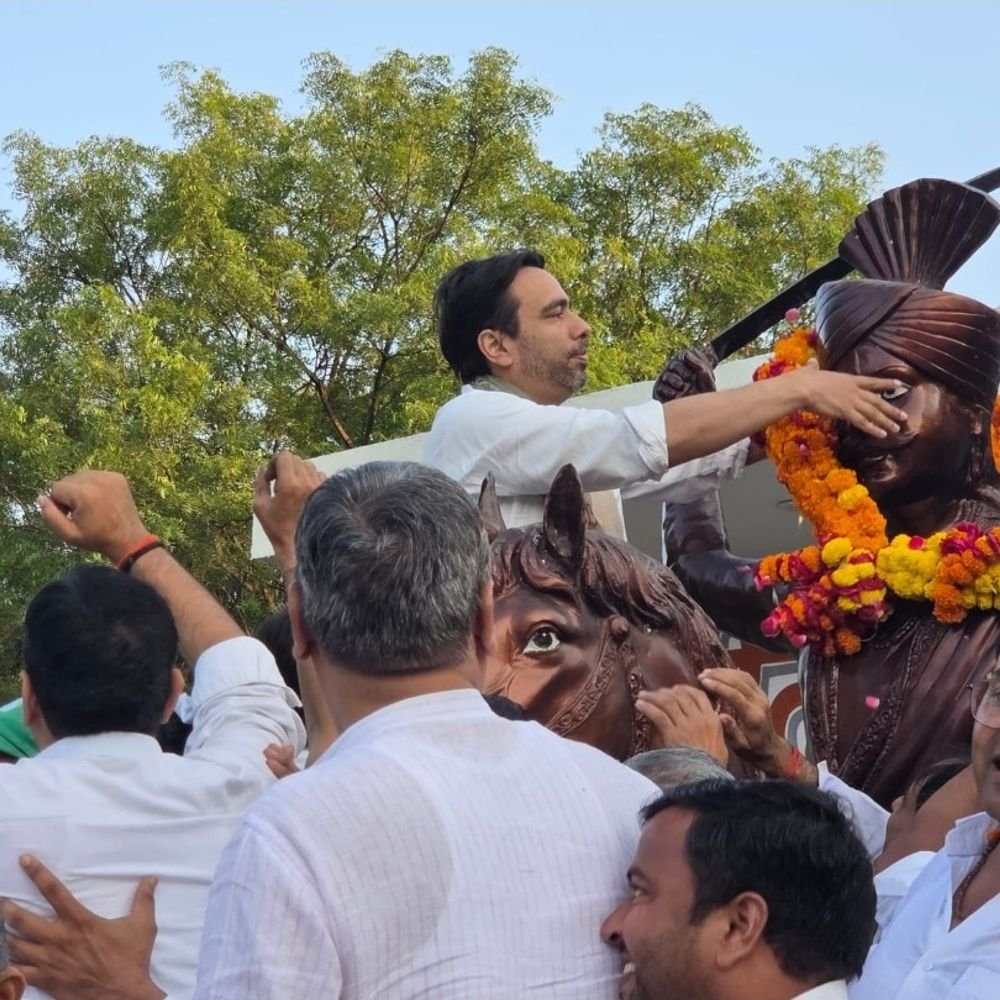 आंदोलनकारियों की बात दर्ज हो गई, लोकतंत्र में विश्वास रखें:जयंत चौधरी ने हाथरस के बिसावर में वीर गोकुला जाट की प्रतिमा पर किया माल्यार्पण