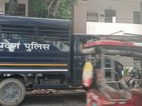 आजमगढ़ में अधिवक्ता को जान से मारने की धमकी:पिस्टल दिखाकर कार से साइड मारने का आरोप, दर्ज हुआ मुकदमा