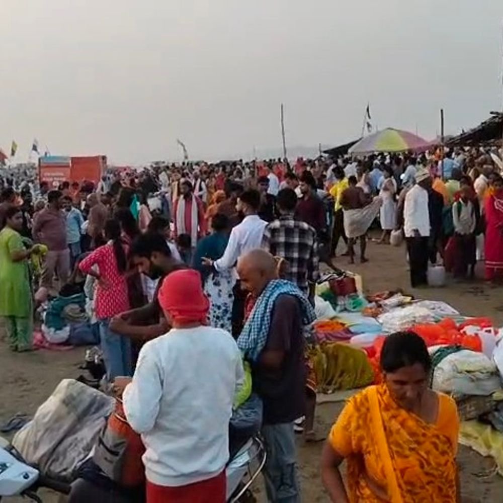 पितृ विसर्जन पर प्रयागराज संगम में उमड़े श्रद्धालु:विधि विधान से तीर्थ पुरोहितों ने तर्पण और पिंडदान कराया, पूर्वजों को नमन