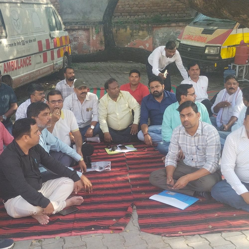 ललितपुर में स्वास्थ्य संविदा कर्मचारी अनिश्चितकालीन हड़ताल पर:जिलाध्यक्ष बोले- वेतन बढ़ाया जाए और नियमित किया जाए; CMO ऑफिस पर धरना