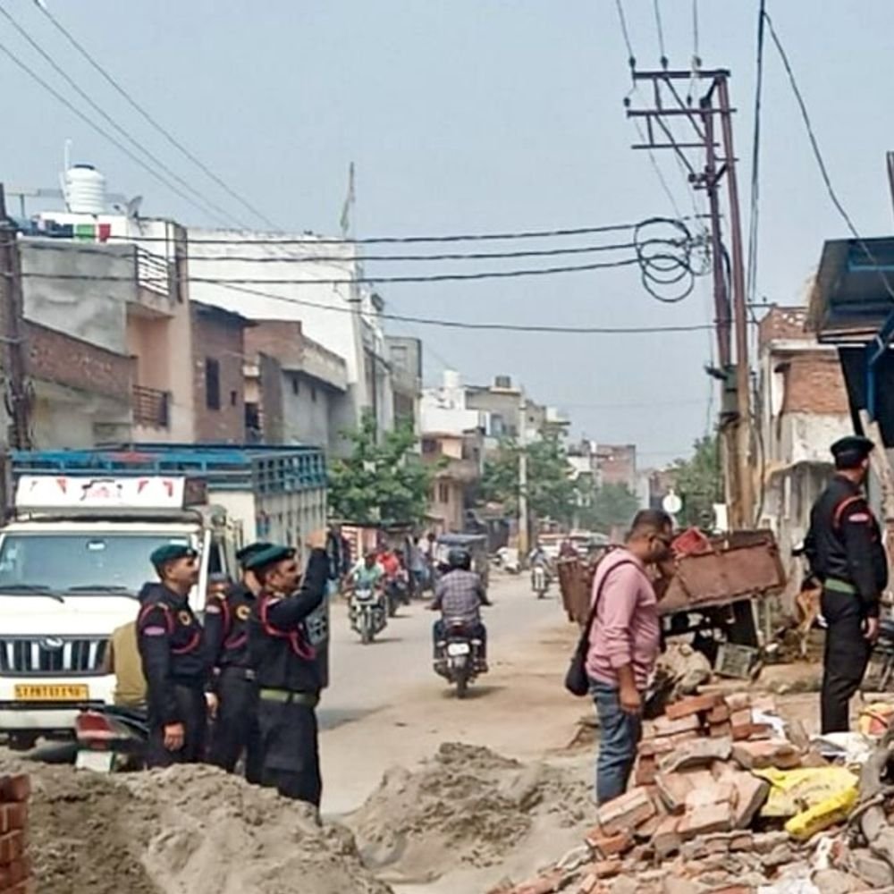 सहारनपुर में सड़क पर रेत बेचने वालों पर कार्रवाई:नगर निगम ने आठ खनन कारोबारियों के चालान काटे; 16 हजार जुर्माना वसूला