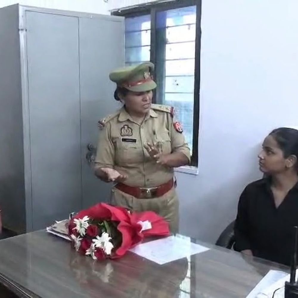 बालिकाओं को आत्मनिर्भर बनाने की पहल:एक दिन की थाना प्रभारी बनीं आयुषी, थाने पहुंचे लोगों की समस्याएं सुनीं
