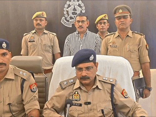 बांदा के आरोपी ने आजमगढ़ से बनवाए थे लाइसेंस:आजमगढ़ पुलिस ने मुंबई से किया गिरफ्तार, सहयोगियों की तलाश में जुटी पुलिस