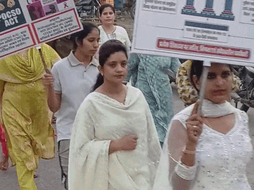 महिला सुरक्षा, अधिकारों का संदेश लेकर सड़कों पर उतरीं महिलाएं:बेगमपुल से पुलिसलाइन तक निकाली रैली, मिशन शक्ति 6.0 के तहत 20 अक्टूबर तक अभियान