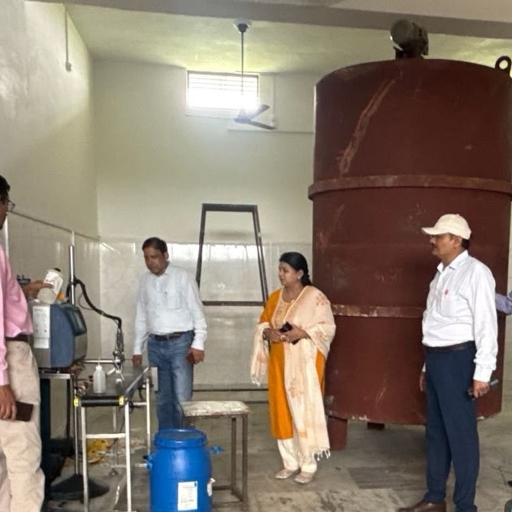 मुजफ्फरनगर में 7 लाख का तेल सीज:नवरात्र से पहले बुढ़ाना में दो प्रतिष्ठानों पर छापा, 15 क्विंटल तेल और 11 लीटर फ्लेवरिंग एजेंट जब्त