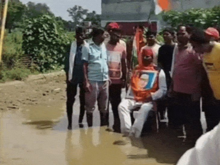 प्रयागराज में खराब सड़क-जलभराव पर सपा नेता का प्रदर्शन, VIDEO:ग्रामीणों के साथ पानी में बैठकर जताया विरोध, प्रशासन पर लगाया आरोप