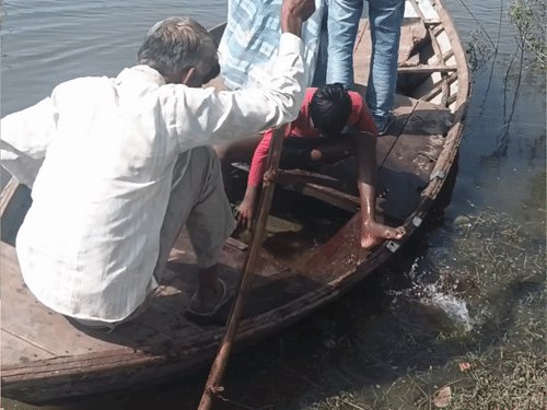 फतेहपुर में 20 मीटर सड़क नदी में बही:चार गांवों का संपर्क टूटा, टूटी नावों से नदी पार कर रहे ग्रामीण