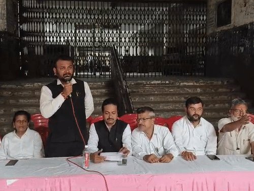 कानपुर कचहरी में एक माह में चौथी बार हड़ताल:अधिवक्ता बोले- मांगे पूरी न होने तक जारी रहेगा आंदोलन, घूम-घूम कर की नारेबाजी