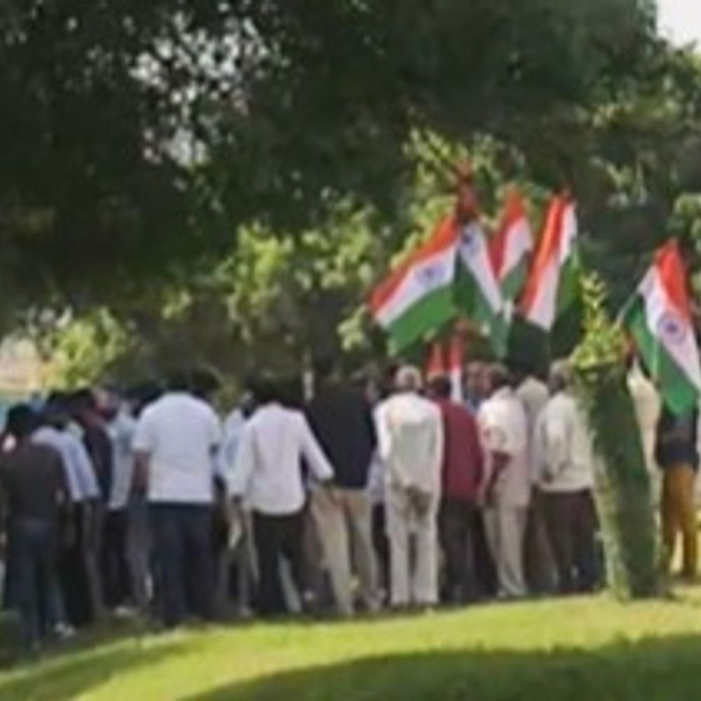 नोएडा में किसानों का धरना जारी:6% नहीं, 10% आबादी प्लॉट देने की मांग पर अड़े लड़पुरा के ग्रामीण