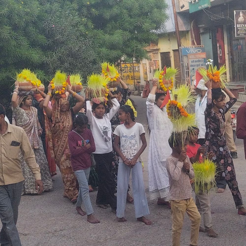 नवमी पर सुमेरा तालाब में उमड़ी श्रद्धालुओं की भीड़:श्रद्धालु नाचते-गाते पहुंचे, महिलाओं ने सिर पर रखकर विसर्जित किए जवारे