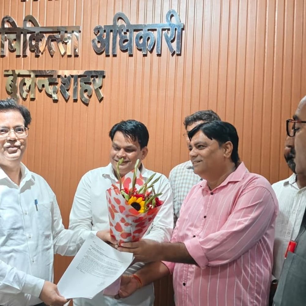 बुलंदशहर में NHM संविदा कर्मचारियों का धरना समाप्त:ड्यूटी पर लौटे कर्मचारी, संगठन के प्रतिनिधिमंडल ने CMO को सौंपा पत्र