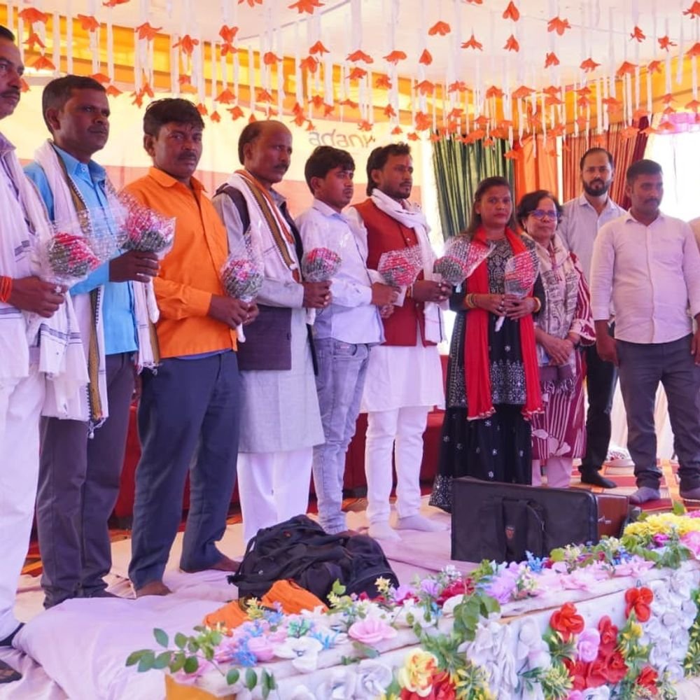 अदाणी ग्रामोत्सव में खेलकूद और लोकगीतों ने बांधा समां:मिर्जापुर के दाढ़ीराम गांव में दो दिन तक चला कार्यक्रम, ग्रामीणों ने लिया हिस्सा