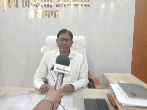 पेशेवर शिकायतकर्ता है खरिहानी का शिवकुमार मौर्या:गुरुवार को एक दिन की डीएम बनी खुशी सिंह से की थी शिकायत, CMO ने की पुष्टि