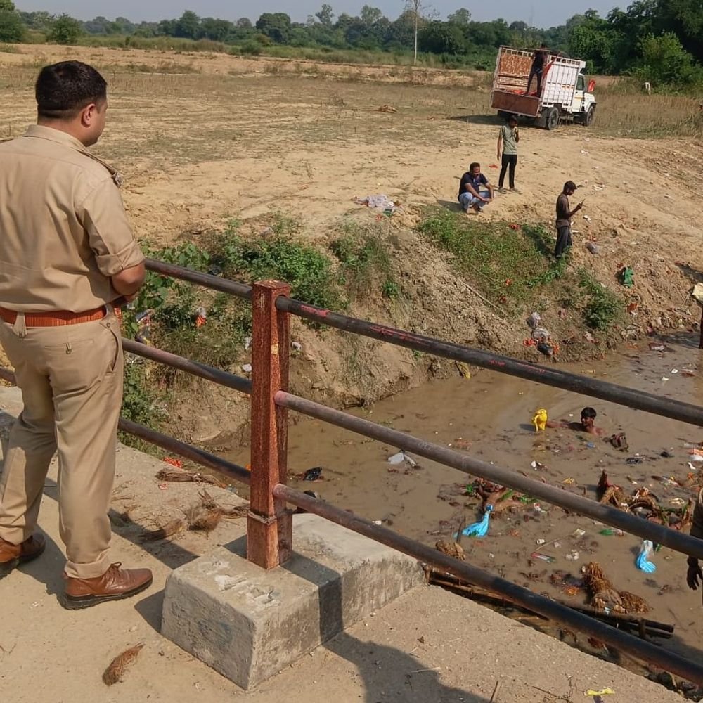 आजमगढ़ में विसर्जन स्थल का अधिकारियों ने किया निरीक्षण:जिले में 98 स्थान पर बनाए गए हैं विसर्जन स्थल, सुरक्षा व्यवस्था के व्यापक इंतजाम