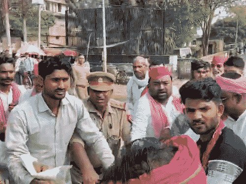 सपा कार्यकर्ताओं ने फूंका मुख्य निर्वाचन आयुक्त का पुतला:चित्रकूट में पुलिस से झड़प, बुझाने के दौरान पुलिसकर्मी झुलसे; 27 पर FIR