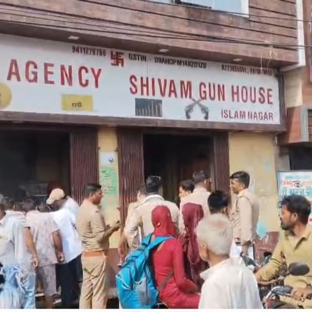 बदायूं में गन-हाउस में तेज धमाके के बाद लगी आग:तीन वर्कर झुलसे, हायर सेंटर रेफर; कारतूस फटने की आशंका