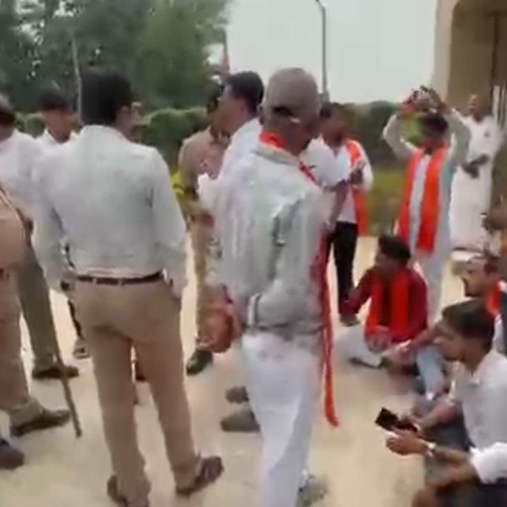 KMC मेडिकल कॉलेज में ABVP का फीस वृद्धि पर प्रदर्शन:पुलिस प्रशासन रहा तैनात, गड़बड़ी का आरोप लगाकर सौंपा जाएगा ज्ञापन