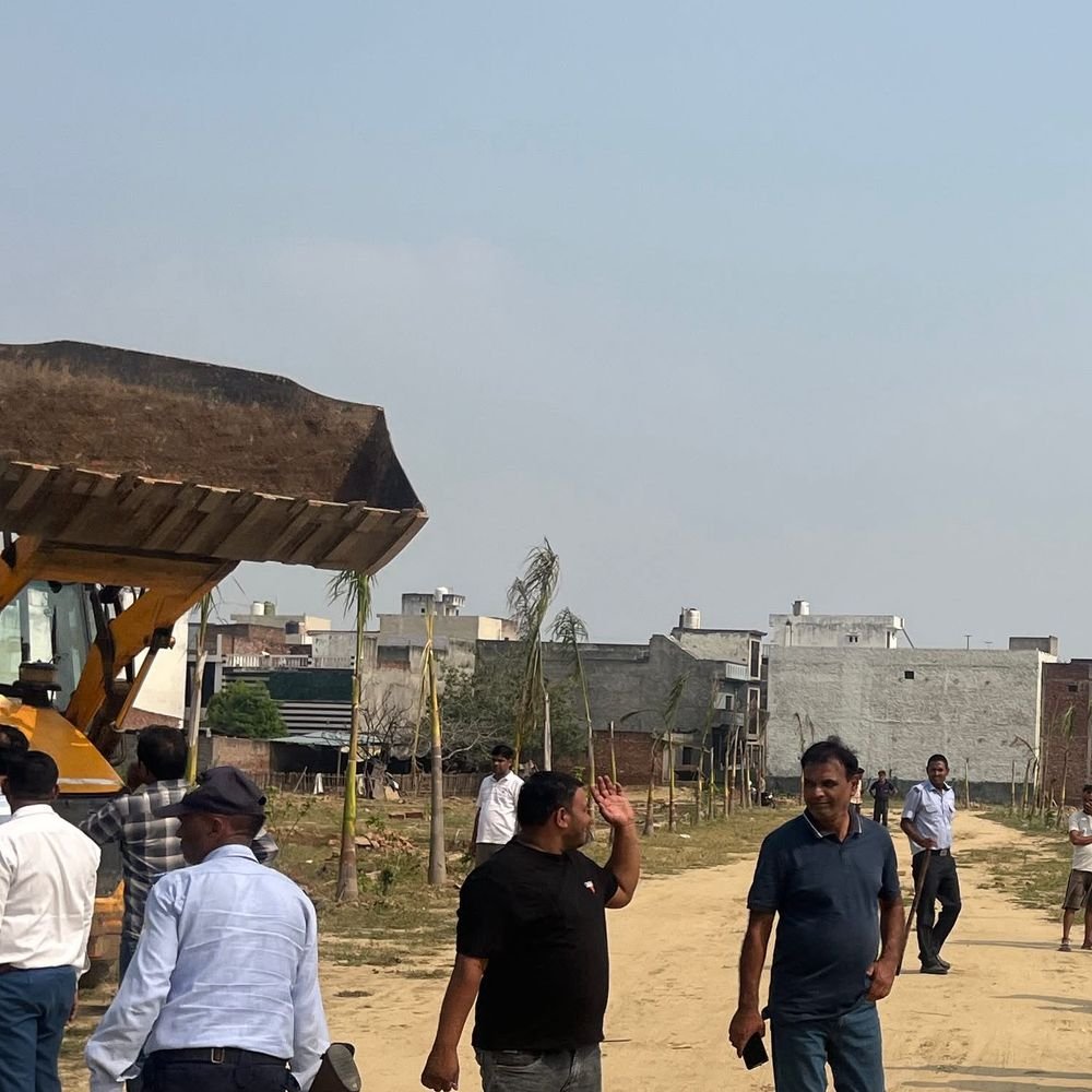 HPDA ने अवैध प्लाटिंग पर बुलडोजर चलाया:हापुड़ में 7 जगहों पर 49,900 वर्ग मीटर जमीन खाली कराई