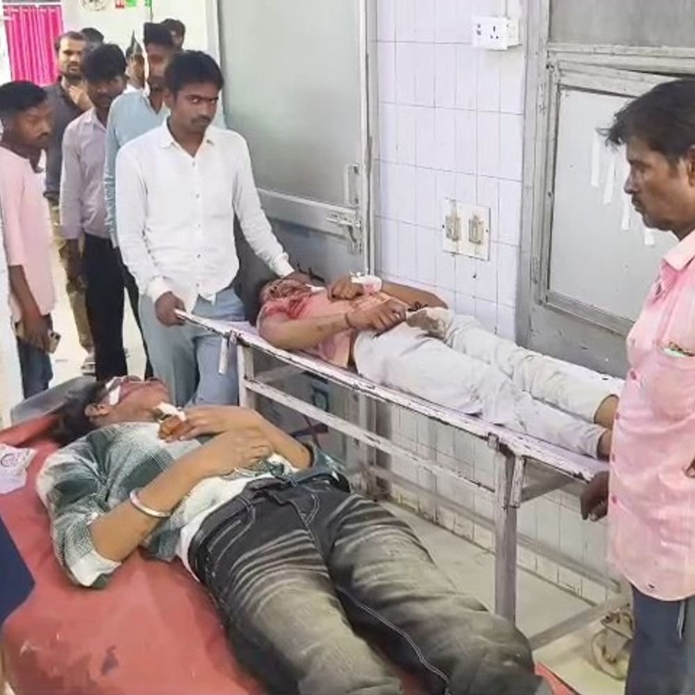 दो बाइकों की आमने-सामने टक्कर, दो युवक गंभीर:झांसी मेडिकल कॉलेज रेफर, महोबा के कबरई में चंद्रावल रोड पर गुरुवार रात हादसा
