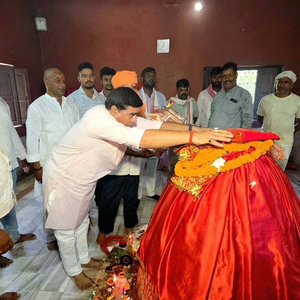 दुर्गा भवानी मंदिर पहुंचे पूर्व विधायक:मत्था टेका, क्षेत्र में सुख-समृद्धि व शांति की कामना की