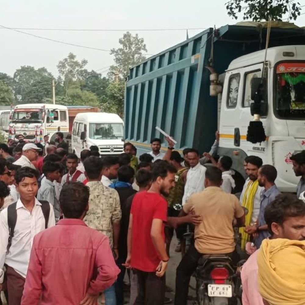 राख लदी हाइवा का टायर फटने से 5 लोग घायल:बीजपुर-बखरिहवा मार्ग पर बिखरी गिट्टी से हादसा, स्कूल समय में नो एंट्री की मांग