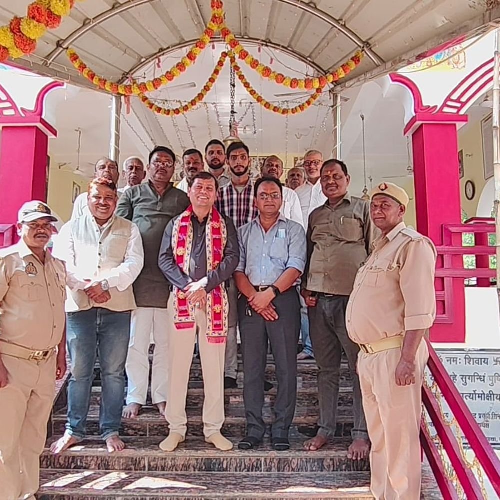 बलिया में वरिष्ठ कोषाधिकारी का सम्मान:न्यायेश्वर महादेव मंदिर में पूजन के बाद आनंद दूबे को किया सम्मानित