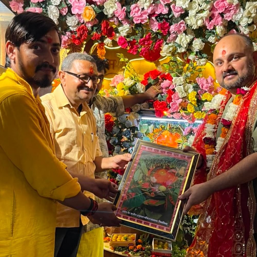 नवरात्र में मंदिर पहुंचे जिलाधिकारी:सपरिवार हनुमान मंदिर पहुंचे डीएम, छोटे दुकानदारों से की खरीदारी