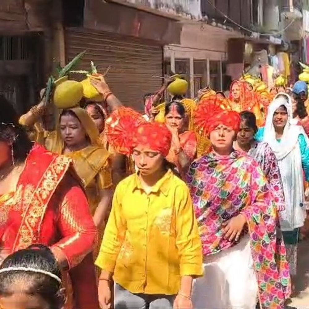 कैलाश बाग दुर्गा पूजा पंडाल से निकली कलश शोभायात्रा:हजारों श्रद्धालु हुए शामिल, बच्चियों के डांडिया और भारत माता की झांकी ने मोहा मन