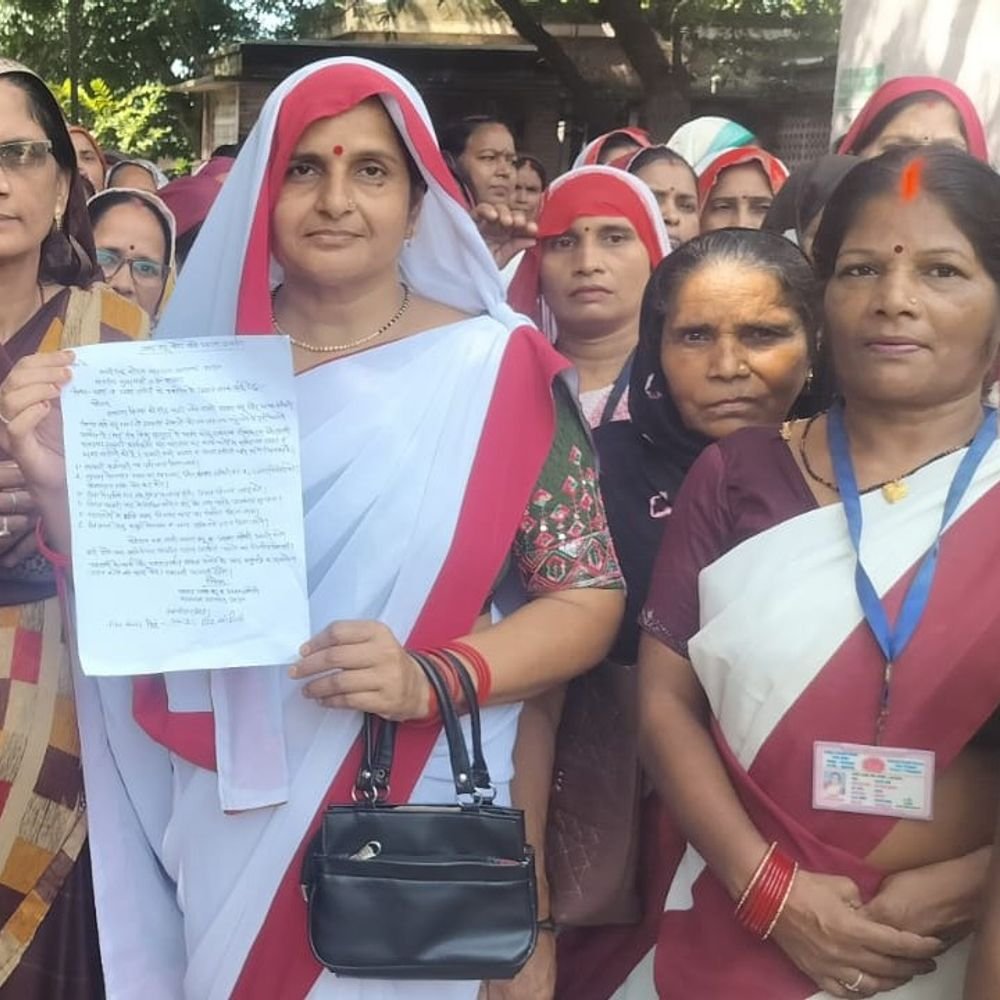 आशा कार्यकर्ताओं ने 6 सूत्रीय मांगों को लेकर किया प्रदर्शन:सरकारी कर्मचारी का दर्जा और 21 हजार रुपये मानदेय की मांग, सीएम को सौंपा ज्ञापन