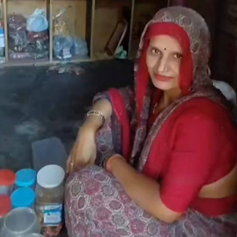 संभल की गायत्री देवी स्वावलंबन की मिसाल बनी:15 हजार के फंड से खड़ा किया ₹3.65 लाख का कारोबार, 50 महिलाओं को रोजगार दिया