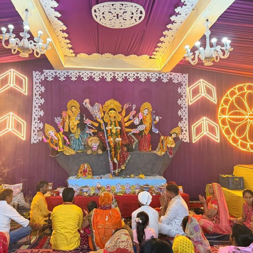 कौशांबी में अष्टमी पर मां महागौरी की महाआरती:महिलाओं ने किया जागरण, हनुमान निकेतन मंदिर में उमड़े श्रद्धालु