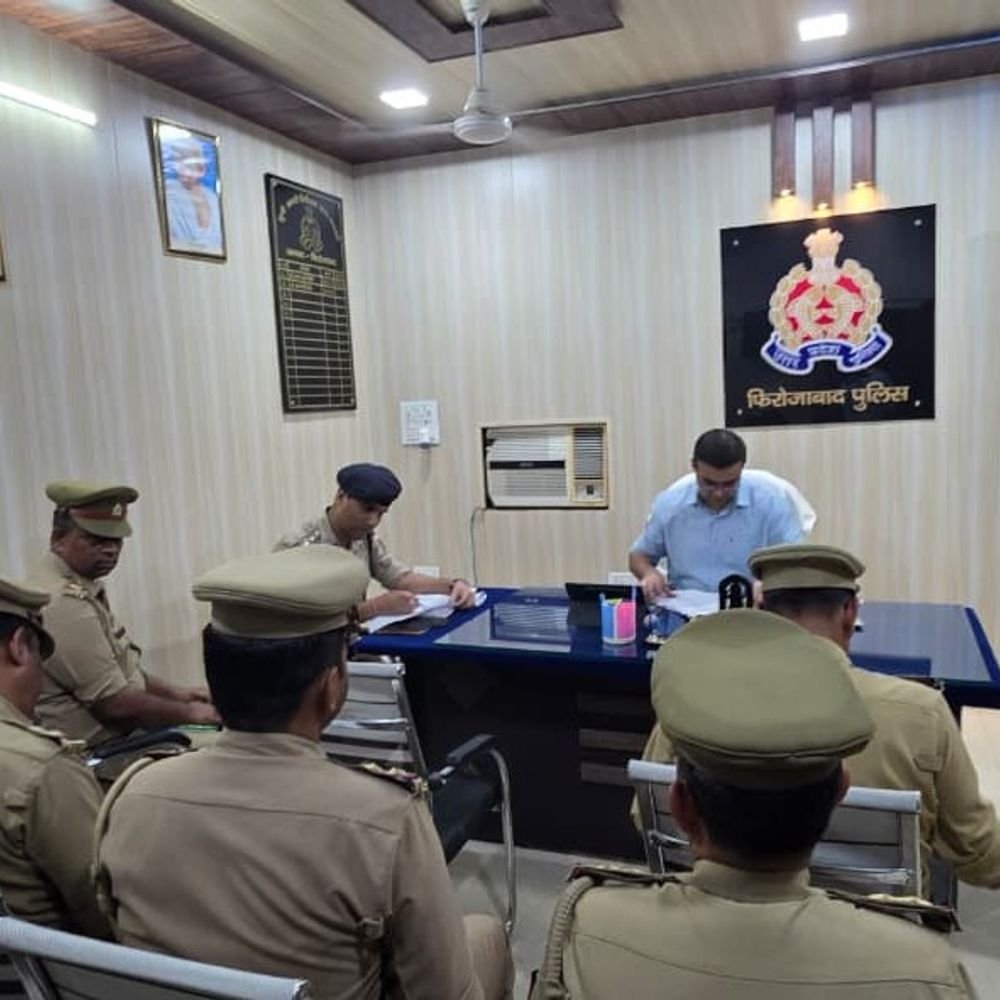 फिरोजाबाद के मक्खनपुर में 575 किलो अवैध पटाखा बारूद बरामद:दो गिरफ्तार, मकान में बन रहे थे पटाखे; पोटाश-गंधक भी मिला