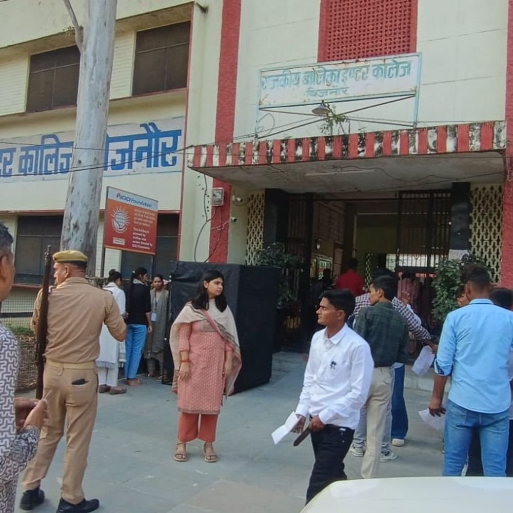 बिजनौर के 23 केंद्रों पर PET शुरू:बायोमेट्रिक और आइरिस स्कैनिंग से हो रही पहचान, सुबह से परीक्षा केंद्रों पर जुटे अभ्यर्थी