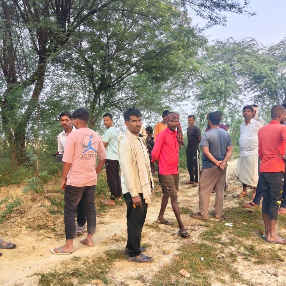 कौशांबी में बबूल के पेड़ पर लटकी मिली महिला:शनिवार रात दुर्गा पंडाल गई थी, परिजन पूरी रात ढूंढते रहे; सुबह शव मिलने पर पुलिस जांच में जुटी