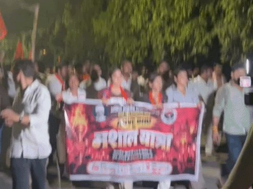 BHU में छात्रों ने निकाला मशाल जुलूस:प्रशासन के खिलाफ नारेबाजी, बोलें - विश्वविद्यालय में छात्रों पर उत्पीड़न बंद हो,चीफ प्राक्टर को हटाया जाए