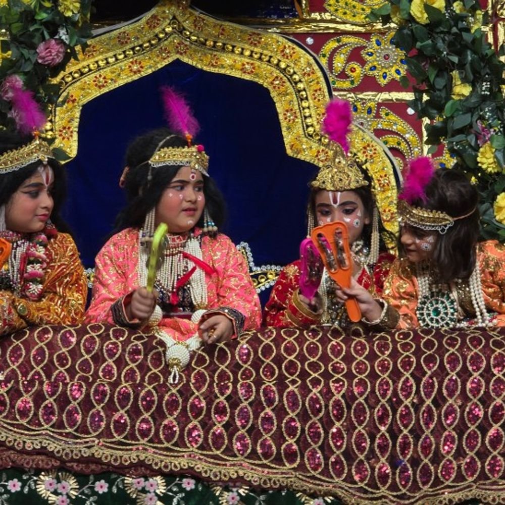 राम जन्म की लीला देख आनंद में डूबे दर्शक:वृंदावन में चल रही रामलीला में भक्तों ने लगाए जयकारे, बधाई स्वरूप लुटाए उपहार