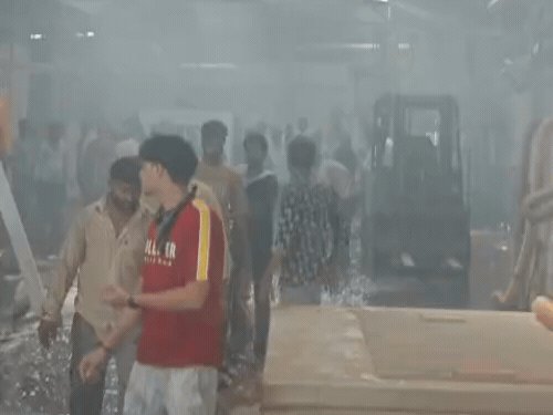आगरा में हैंडीक्राफ्ट फैक्ट्री में लगी आग:फैक्ट्री में काम कर रहे थे 150 कर्मचारी, आधे घंटे में फायर ब्रिगेड ने बुझाई आग