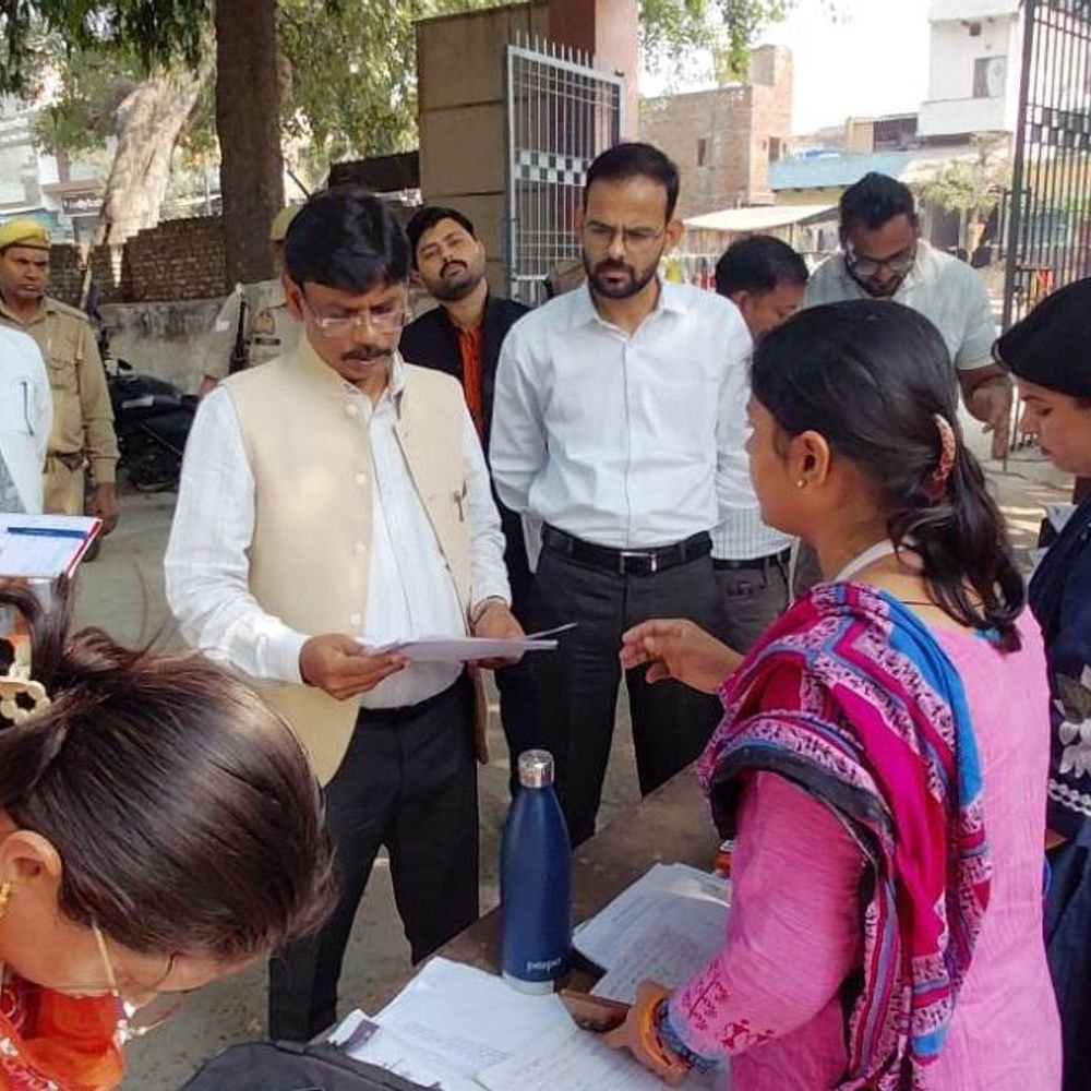 हाथरस में वोटर लिस्ट पुनरीक्षण के लिए लगे कैंप:छूटे नाम जुड़वाने और विवरण बदलने के लिए लोगों ने भरे फॉर्म, अधिकारियों ने किया निरीक्षण