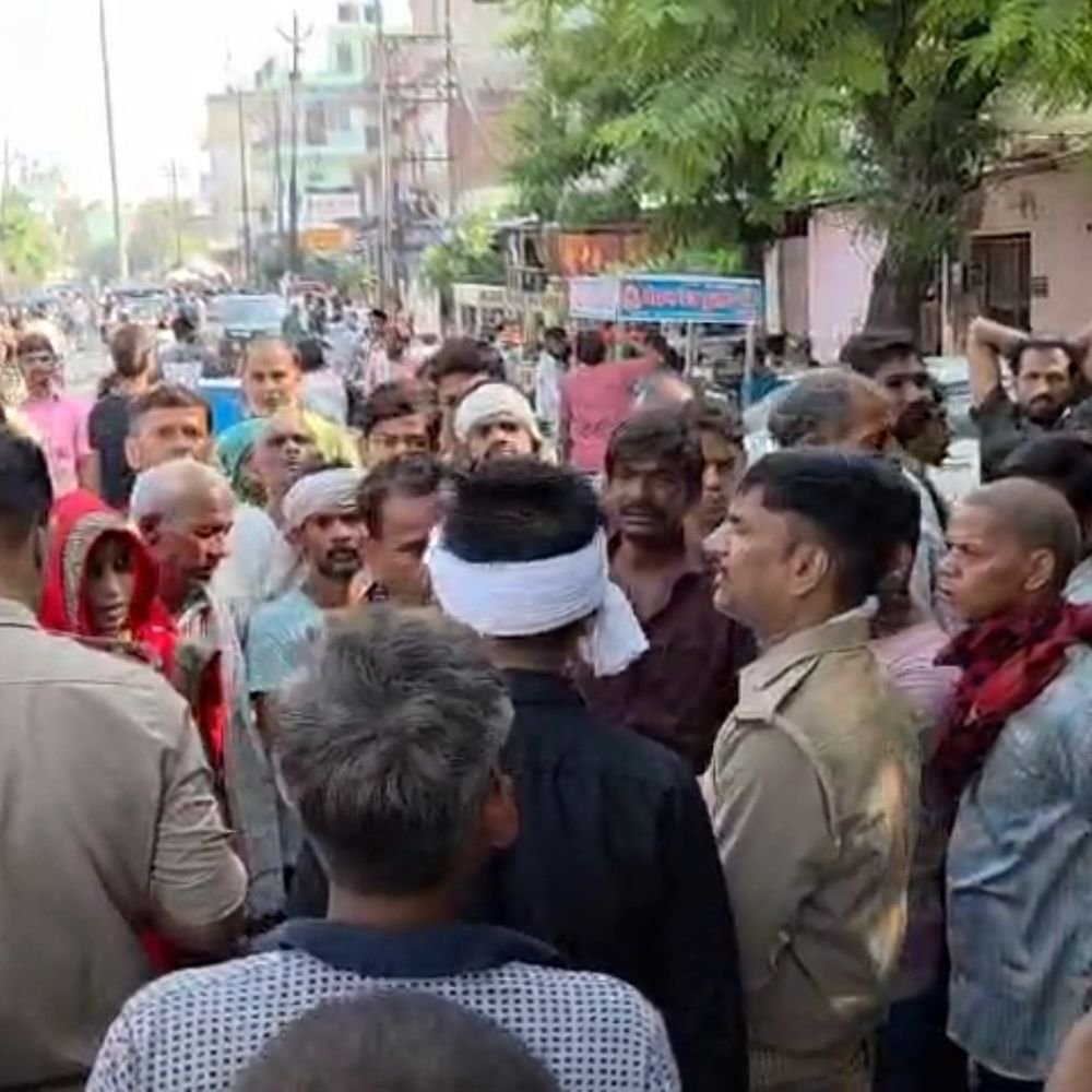 मजदूर को अगवा कर बेल्टों से पीटा:फिरोजाबाद में काम ढूंढ रहे मजदूर से मारपीट, भीड़ ने एक आरोपी को पकड़ा; तीन फरार