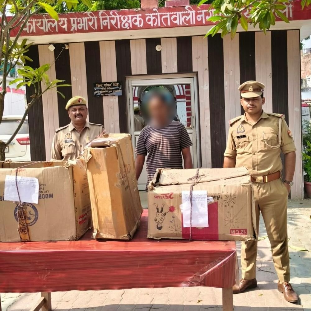 रायबरेली में बिना लाइसेंस घर में जमा किए थे पटाखे:मवेशियों के कमरे में छिपाकर रखा था स्टॉक, एक गिरफ्तार