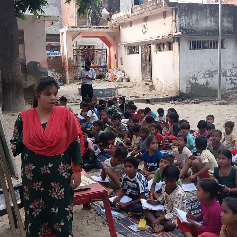 खुद की पढ़ाई छूटी,आज दूसरों को मुफ्त शिक्षा दे रही:पेड़ के नीचे लगाती हैं क्लास, पढ़िए बरेली की ज्योति ठाकुर की कहानी