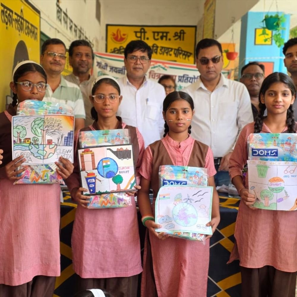 बुलंदशहर में चित्रकला प्रतियोगिता:150 छात्राओं ने कैनवस पर उकेरा 'स्वच्छ भारत'; परी और राधिका रहीं प्रथम