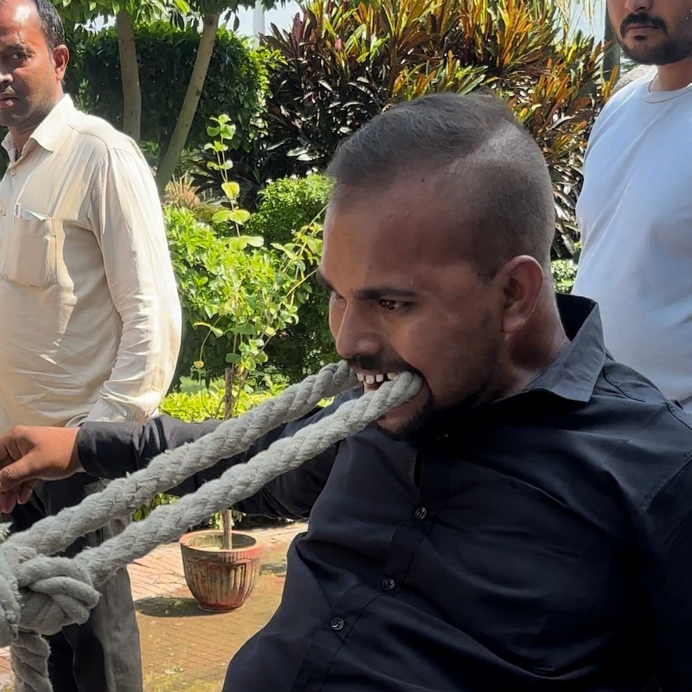 करण भूषण की फॉर्च्यूनर को दांतों से खींचा:गोंडा में रस्सी दांतों में फंसाकर 21 कुंटल की गाड़ी को 10 फीट तक खींचकर दिखाया करतब